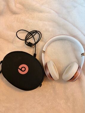 Beats by Dre Over-Ear Headphones in White and Rose Gold working